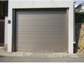 のガレージシャッター ガレージシャッタークワトロ 電動式 内部付タイプ 施工例