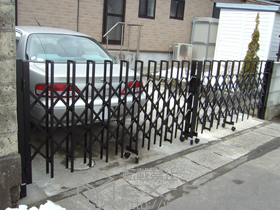 のカーゲート トリップゲート RC型 ノンレール 両開き 50W 施工例