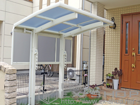 のサイクルポート・駐輪場 レイナポートグランミニ 積雪〜20cm対応+サイドパネル 1段+水平式物干し テラス柱用 2本入り 施工例