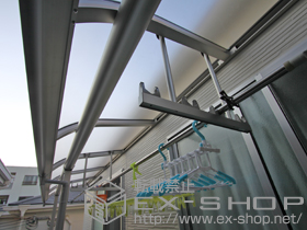 のバルコニー・ベランダ屋根 プレシオステラス R型 屋根タイプ 連棟 積雪〜20cm対応＋吊り下げ式物干し(1本入り) 施工例