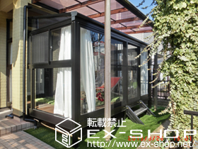 のテラス囲い・サンルーム サンクスペースII F型 床納まり ランマなし ガラス組込みタイプ 積雪〜20cm対応＋網戸3方・竿掛けセット＋ステップ2段3尺 施工例