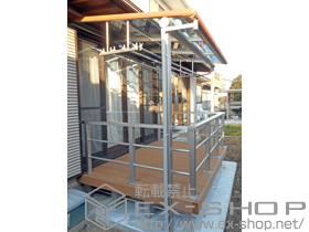 のテラス屋根 ヴェクターテラス F型 テラスタイプ 単体　屋根フレーム木調色タイプ 単体　 積雪〜20cm対応＋吊り下げ式物干し 標準 2本入り＋リウッドデッキ 200用テラス柱カバー 施工例