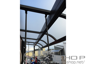 のバルコニー・ベランダ屋根 ライザーテラスII R型 屋根タイプ 単体 積雪〜20cm対応＋ライザーテラスII吊り下げ物干し 施工例