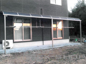 のテラス屋根 ライザーテラスII R型 テラスタイプ 連棟 積雪〜20cm対応＋吊り下げ式物干し（ワイド） ロング 2本入り×1セット＋屋根材ホルダー メーター2本入り×4セット 施工例