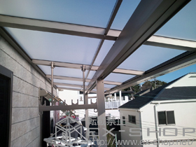 のバルコニー・ベランダ屋根 ライザーテラスII F型 屋根タイプ 連棟 積雪〜20cm対応＋ライザーテラスII用 吊り下げ物干し 施工例