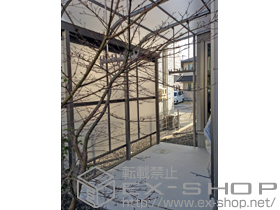 のテラス屋根 ライザーテラスII R型 テラスタイプ 単体 積雪〜20cm対応＋吊り下げ物干し 標準 2本入＋前面スクリーン 2段 施工例