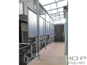 のテラス屋根 ヴェクターテラス F型 テラスタイプ 連棟 積雪〜20cm対応＋前面パネル 柱奥行移動・600タイプ用 施工例