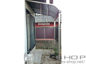 のテラス屋根 ライザーテラスII R型 1500 テラスタイプ 単体 積雪〜50cm対応＋吊り下げ式物干し 標準2本入り×1セット＋前面スクリーン1段＋側面スクリーン1段 片側分 施工例