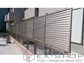 のフェンス・柵 プレスタフェンス 8型 横ルーバー アルミ多段柱使用 施工例