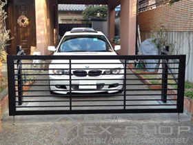 のカーゲート スウィングアップゲート 横格子型 手動式 施工例