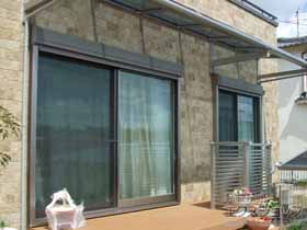 のバルコニー・ベランダ屋根 ヴェクターテラス R型 ルーフタイプ 連棟 積雪〜20cm対応＋プレシオステラス　吊り下げ式物干し　標準　2本入り　×　1セット 施工例