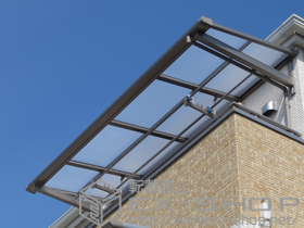 のバルコニー・ベランダ屋根 ライザーテラスII F型 ルーフタイプ 単体 積雪〜20cm対応+吊り下げ物干し 施工例