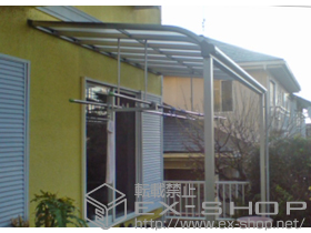 のテラス屋根 プレシオステラス R型 1500 テラスタイプ 単体　積雪〜50cm対応＋吊り下げ式物干し 標準 2本入 施工例