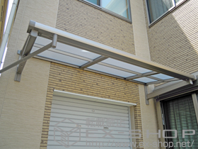 のバルコニー・ベランダ屋根 ライザーテラスII F型 ルーフタイプ 単体 積雪〜20cm対応+吊下げ物干し 標準 2本入 施工例