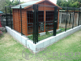 のフェンス・柵 イーネットフェンス1M型 間仕切柱＋イーネットフェンス1M型用 端部キャップ 施工例