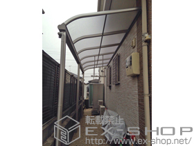 のテラス屋根 プレシオステラス R型 テラスタイプ 連棟　積雪〜20cm対応＋吊り下げ式物干し 標準 2本入 施工例