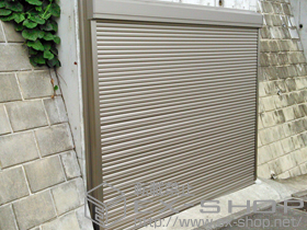 のガレージシャッター ガレージシャッタークワトロ 電動式 外部付タイプ RC造用躯体直付単窓 施工例