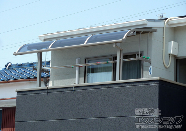 のバルコニー・ベランダ屋根 ライザーテラスII R型 屋根タイプ 単体 積雪〜20cm対応＋吊り下げ物干し 標準 2本入 施工例