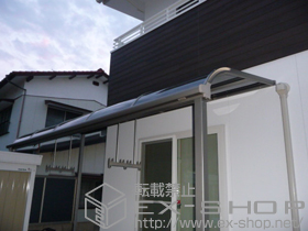 のテラス屋根 ライザーテラスII R型 テラスタイプ 単体 積雪〜20cm対応+側面スクリーン1段+吊り下げ物干し 標準2本入り 施工例