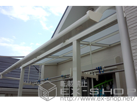 のバルコニー・ベランダ屋根 ライザーテラスII R型 屋根タイプ 単体 積雪〜20cm対応＋追加部材吊り下げ物干し　標準　2本入+取付桟/彩風用ベースプレート一式/笠木取付部材/六角ボルト 施工例