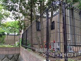 のフェンス・柵 ハイグリッドフェンスN8型 フリーポールタイプ 施工例