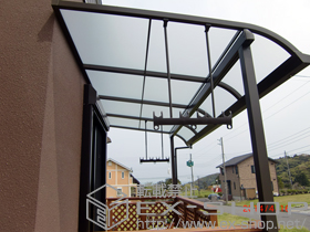 のテラス屋根 ライザーテラスII R型 テラスタイプ 単体 積雪〜20cm対応＋吊り下げ式物干し　標準2本入り　1セット 施工例