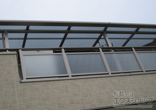 のバルコニー・ベランダ屋根 ライザーテラスII F型 屋根タイプ 連棟 積雪〜20cm対応＋吊り下げ式物干し 施工例