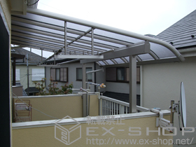 のバルコニー・ベランダ屋根 ヴェクターテラス R型 1500 屋根タイプ 単体 積雪〜50cm対応＋吊り下げ式物干し　標準　2本入り 施工例