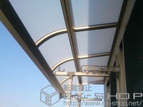 のバルコニー・ベランダ屋根 ライザーテラスII R型 屋根タイプ 単体 積雪〜20cm対応＋ 壁付け物干し 標準 2本入り 施工例