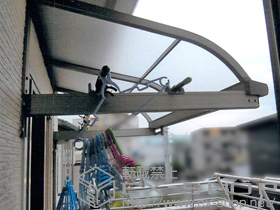 のバルコニー・ベランダ屋根 ライザーテラスII R型 ルーフタイプ 単体 積雪〜20cm対応+ルーフ用竿掛け　4個入 施工例