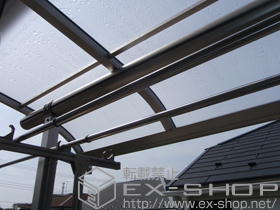 のテラス屋根 プレシオステラス R型 屋根タイプ 単体 積雪〜20cm対応+ライザーテラス?用 壁付け物干し ロング 2本入 施工例