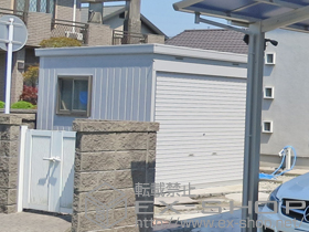 の倉庫・ガレージ バイク保管庫 土間タイプシリーズ スタンダード(FXN-2226S SG)＋ガラス窓 壁パネル2枚分 ガラス付き 施工例