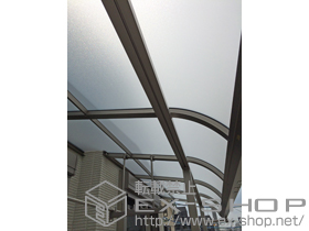 のバルコニー・ベランダ屋根 ライザーテラスII R型 屋根タイプ 連棟 積雪〜20cm対応＋吊り下げ物干し 標準 2本入 施工例