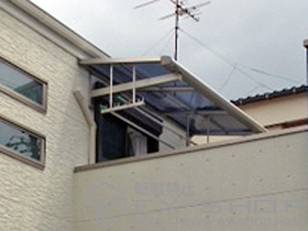 のバルコニー・ベランダ屋根 ヴェクターテラス F型 ルーフタイプ 単体積雪〜20cm対応+吊り下げ式物干し 施工例