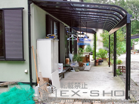 のテラス屋根 ライザーテラスII R型 1500 テラスタイプ 連棟 積雪〜50cm対応+吊下げ物干し ロング 標準タイプ 2本入 施工例