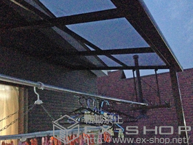 のバルコニー・ベランダ屋根 ライザーテラスII F型 屋根タイプ 単体 積雪〜20cm対応＋吊り下げ物干し 標準 2本入 施工例