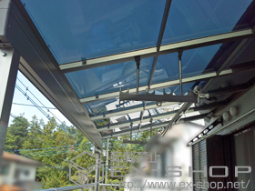 のバルコニー・ベランダ屋根 パワーアルファ F型 1500 屋根タイプ 単体 積雪〜50cm対応+吊り下げ式物干し　ショート・標準　2本入り 施工例