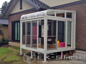 のテラス囲い・サンルーム ルームトラス フロア納まり アールタイプ 積雪〜20cm対応 ※外観左側片袖仕様＋ルームトラス用 木製シェード 9尺用 施工例