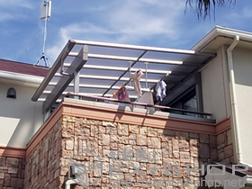 のバルコニー・ベランダ屋根 ヴェクターテラス F型 1500 屋根タイプ 単体 積雪〜50cm対応+物干しセット　吊り下げ式 標準2本入り 施工例