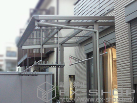 のテラス屋根 セパーネ 独立式 標準納まり ＜すき間カバー本体取付仕様（間口用）＞ 積雪〜20cm対応+吊り下げ型調整式竿掛け 施工例