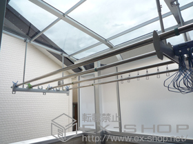 のバルコニー・ベランダ屋根 ライザーテラスII R型 屋根タイプ 単体 積雪〜20cm対応+吊り下げ物干し（ワイド）+前面スクリーン 施工例