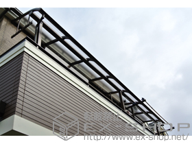 のバルコニー・ベランダ屋根 プレシオステラス R型 屋根タイプ 連棟 積雪〜20cm対応+吊り下げ式物干し 標準2本入り 施工例