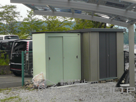 の物置・屋外倉庫 エスケーセブン SK7-70 一般型( SK7-70 )+ 別売棚板棚柱セット(1,270×340mm/棚板2枚・棚柱2本) 施工例