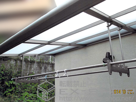 のバルコニー・ベランダ屋根 ライザーテラスII F型 屋根タイプ 単体 積雪〜20cm対応＋吊り下げ物干し 標準2本入り 施工例