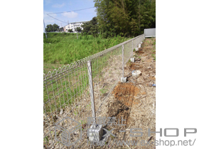 のフェンス・柵 メッシュフェンスG10-R フリー支柱タイプ 施工例