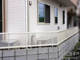 LIXIL リクシル(TOEX)のフェンス ライシスフェンス2型 フリーポールタイプ 施工例