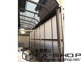 のテラス屋根 パワーアルファ RB型 1500 テラスタイプ 連棟 積雪〜50cm対応＋前面スクリーン2段用 ※パネル色：ポリカーボネート（クリアマット）＋吊り下げ物干し ワイド 2本入 施工例