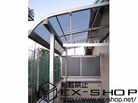 のバルコニー・ベランダ屋根 ライザーテラスII R型 屋根タイプ 単体 積雪〜20cm対応＋吊り下げ物干し（標準） ワイド2本入り＋側面スクリーン 施工例