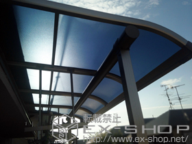 のバルコニー・ベランダ屋根 プレシオステラス R型 屋根タイプ 単体 積雪〜20cm対応＋プレシオステラス R型用 標準 吊り下げ式物干し(2本入り) 施工例