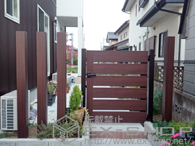 の門扉 ルシアス門扉BW02型 横スリット(木調框) 片開き 複合カラー 門柱使用＋シンプルモダンアクセントポール1A型 施工例